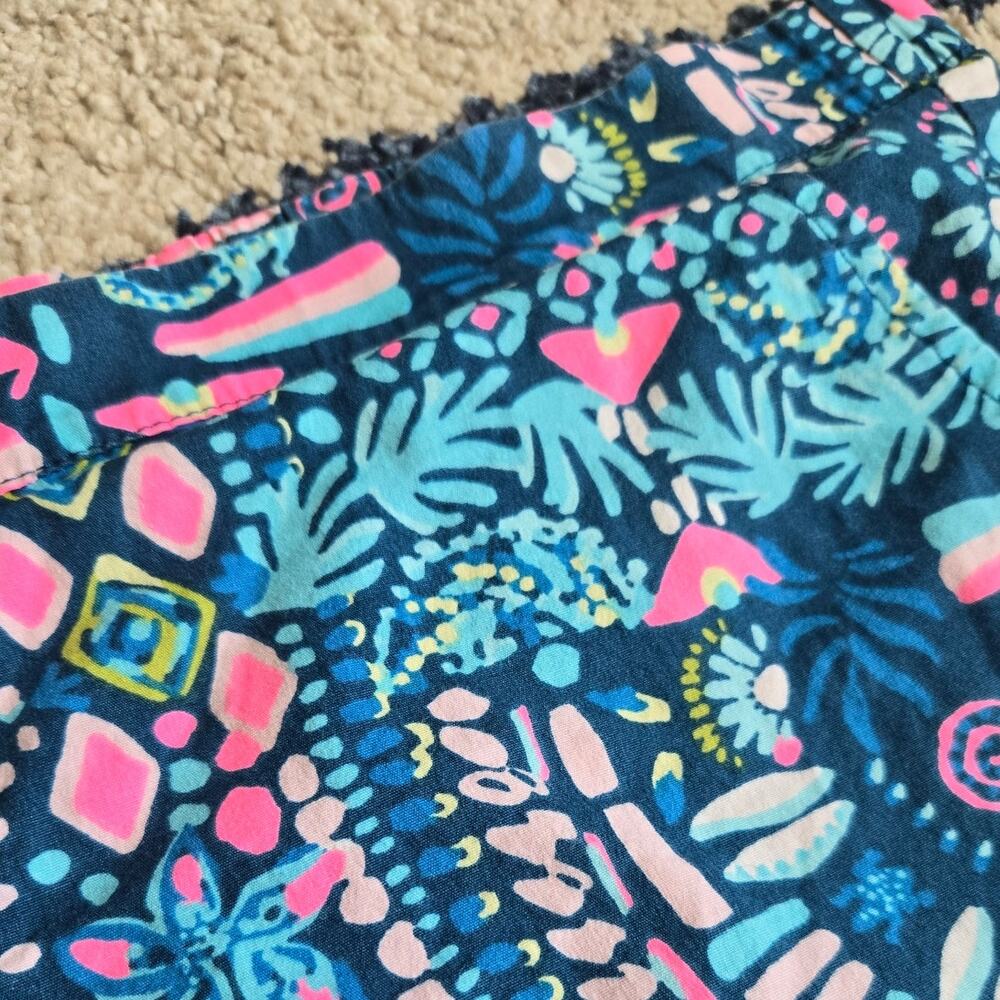 Lilly Pulitzer Callahan Shorts Size Medium Blue Pink Tropical Print Flat Front - Picture 3 of 6